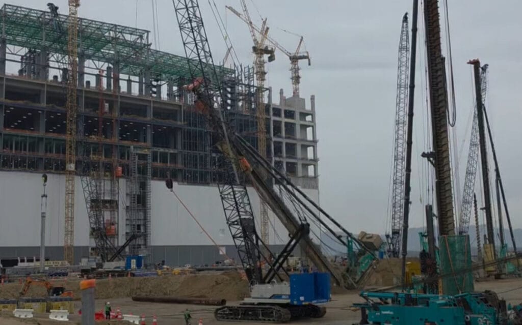 용인 반도체 공장 항타기 전도 사진1